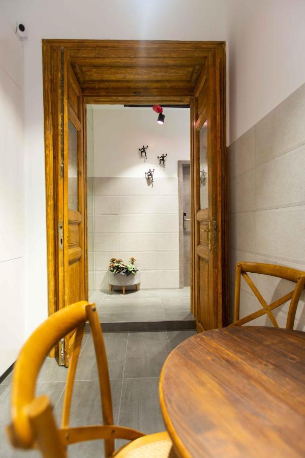 Premium Rooms By Hi5 - Style At The Comedy Theater Budapest Exterior foto